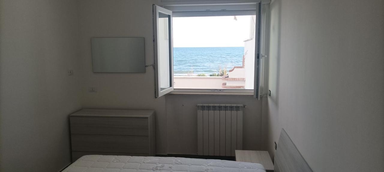 The Suite On The Beach Torvaianica Exteriör bild