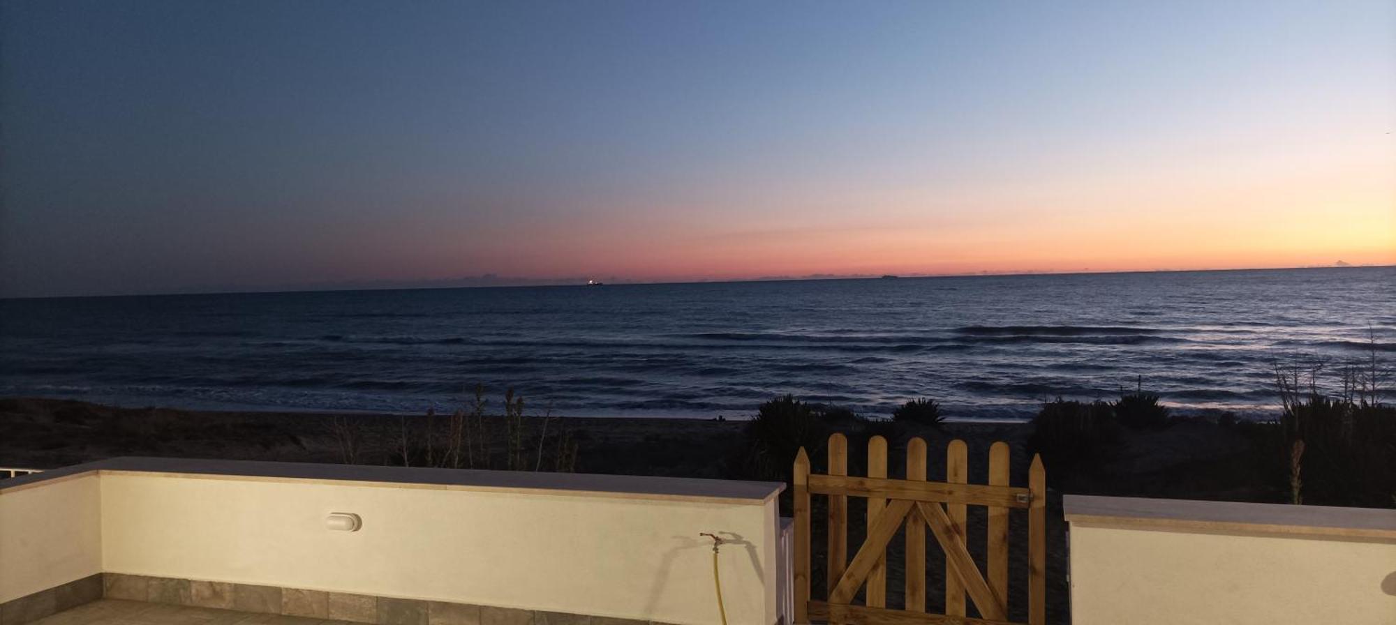 The Suite On The Beach Torvaianica Exteriör bild