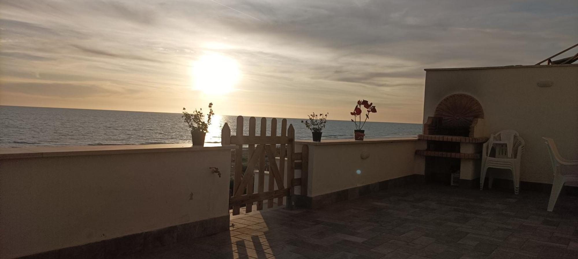 The Suite On The Beach Torvaianica Exteriör bild