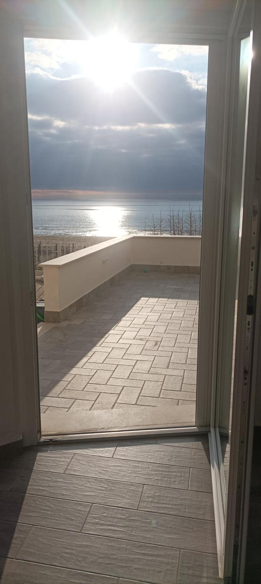 The Suite On The Beach Torvaianica Exteriör bild